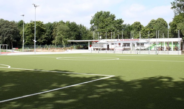 Kunstrasen-Kleinspielfeld am Vereinsgebäude